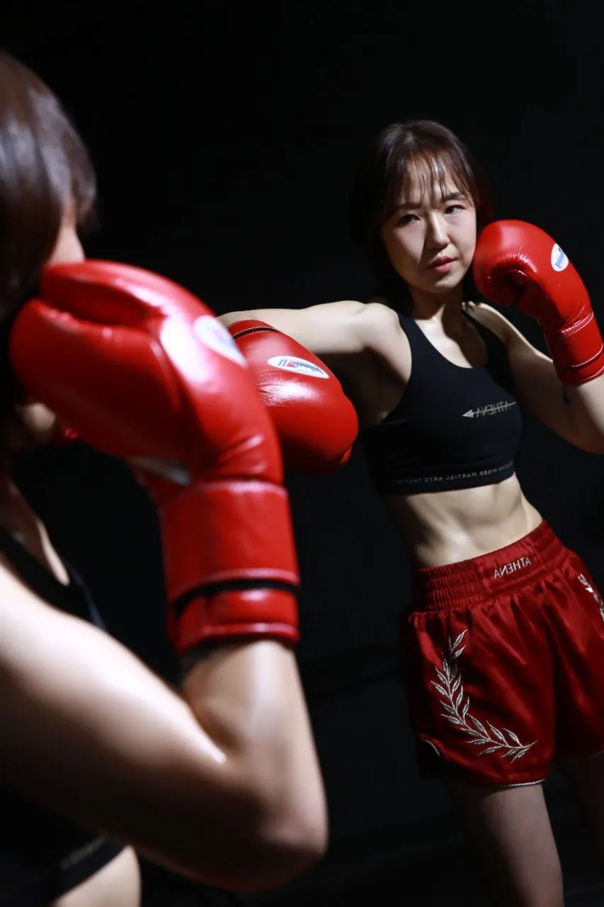 여성 회원 두 명이 마주 서서 스파링 자세를 잡고 있다